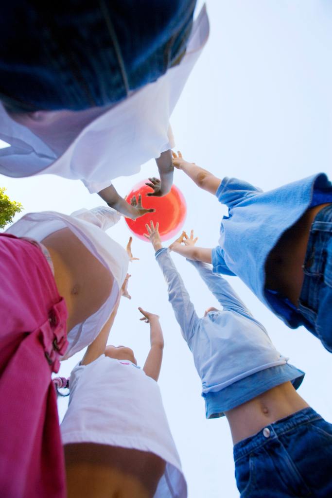 El juego facilita la aparición y el progreso de actividades físicas y destrezas motoras, además de enseñar a coordinar distintos movimientos del cuerpo