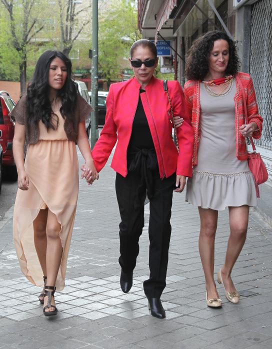 Isa por la calle junto a su madre y su cuidadora, Dulce (Gtres)